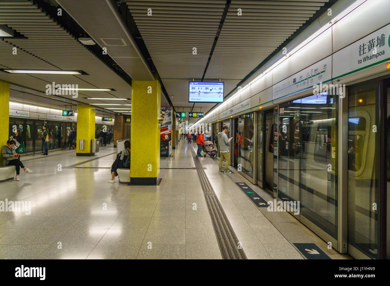 Hong Kong - circa Mars 2017 : la station de MTR de Hong Kong. Le Mass Transit Railway est le système ferroviaire de transport en commun rapide de Hong Kong. Banque D'Images