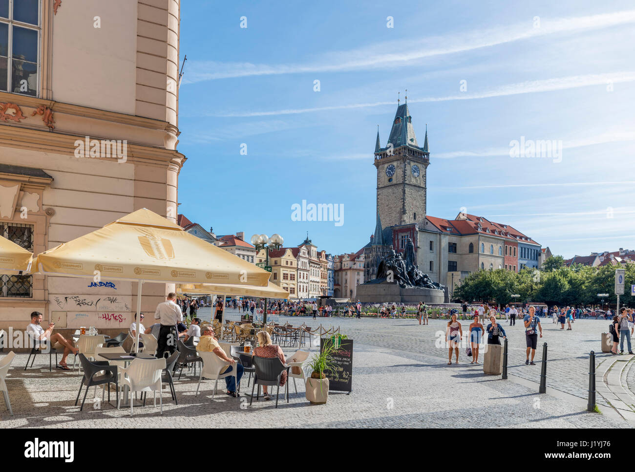 Cafe de la place de la vieille ville (Staroměstské náměstí), Staré Město, Prague, République Tchèque Banque D'Images