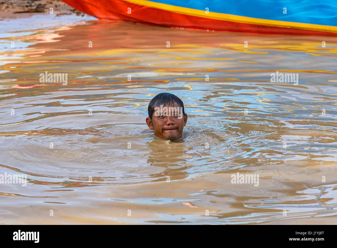 Lac Tonle Sap, Cambodge - janvier 04, 2017 : Avis d'un pêcheur est immergé dans l'eau. Environ 80 000 personnes vivent sur l'eau du lac de façon permanente, et les poissons Banque D'Images