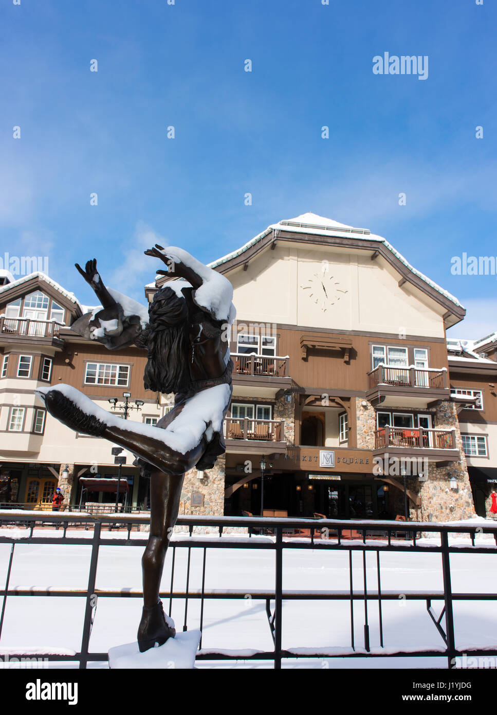 Une statue d'un patineur avec de la neige à côté de la patinoire à la Beaver Creek Resort. Banque D'Images