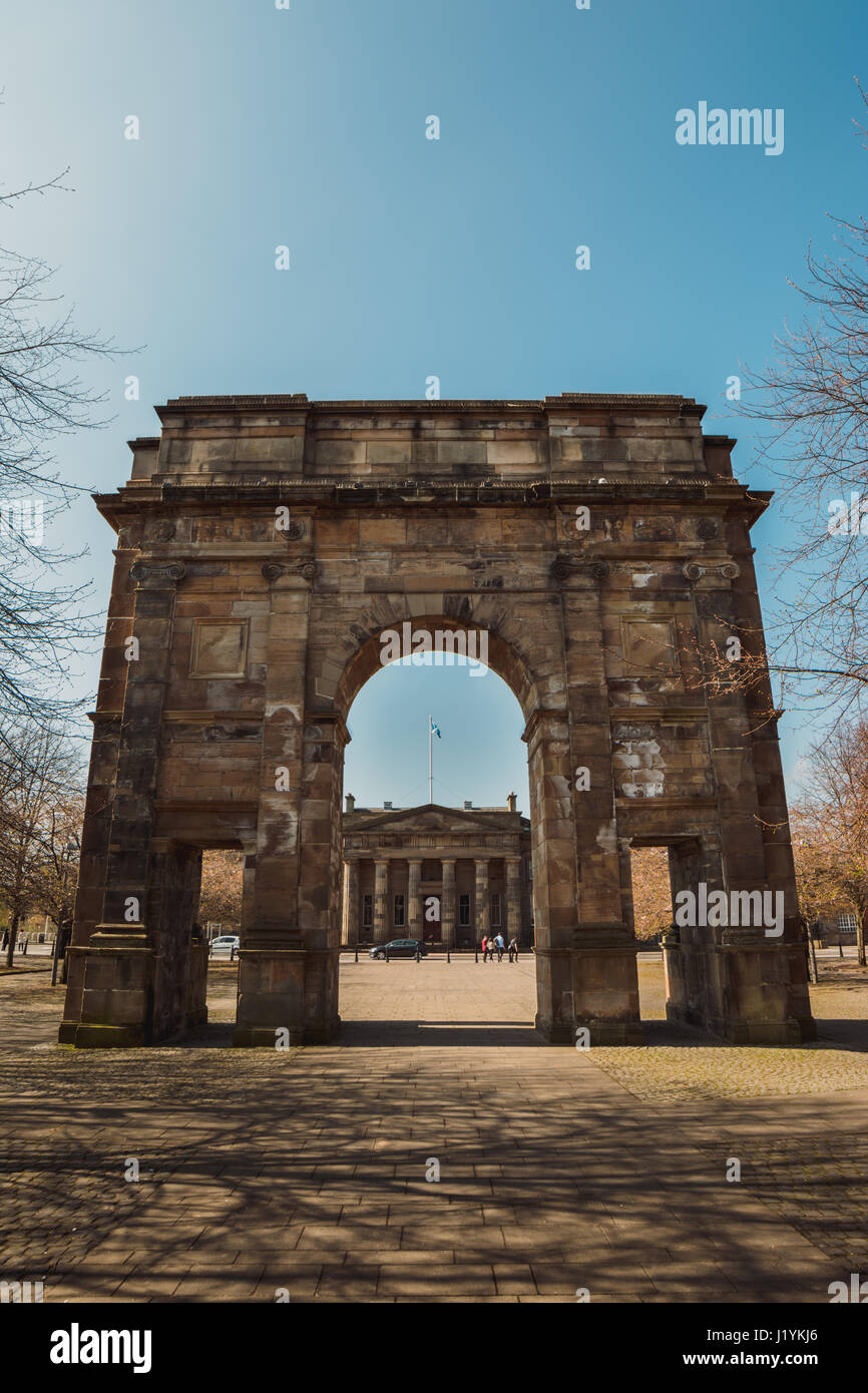 L'Arche à McLennan Glasgow Green en vue de la Haute Cour de justicier à travers l'arcade. Banque D'Images