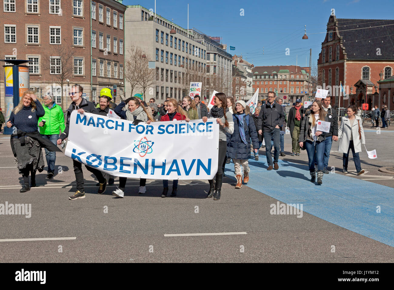 La place du château de Christiansborg, à Copenhague, Danemark. 22 avril, 2017. Les participants atteindre Christianborg. La marche de la science à Copenhague a débuté à l'Institut Niels Bohr et terminé à la parlement danois près de deux heures plus tard pour être suivi de deux heures d'illumination, de discours et de divertissement. Des milliers de scientifiques, des sciences nautiques et les personnes concernées ont participé à mettre l'accent sur la nécessité de l'éducation, les connaissances scientifiques et de la recherche et la nécessité de politiques fondées sur des preuves scientifiques d'éviter la tendance à la pseudo-science. Niels Quist Crédit / Alamy Live News Banque D'Images