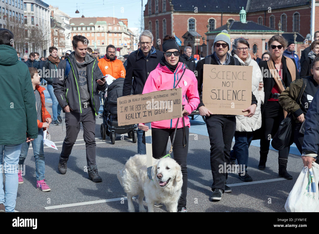 La place du château de Christiansborg, à Copenhague, Danemark. 22 avril, 2017. Les participants atteindre Christianborg. La marche de la science à Copenhague a débuté à l'Institut Niels Bohr et terminé à la parlement danois près de deux heures plus tard pour être suivi de deux heures d'illumination, de discours et de divertissement. Des milliers de scientifiques, des sciences nautiques et les personnes concernées ont participé à mettre l'accent sur la nécessité de l'éducation, les connaissances scientifiques et de la recherche et la nécessité de politiques fondées sur des preuves scientifiques d'éviter la tendance à la pseudo-science. Niels Quist Crédit / Alamy Live News Banque D'Images