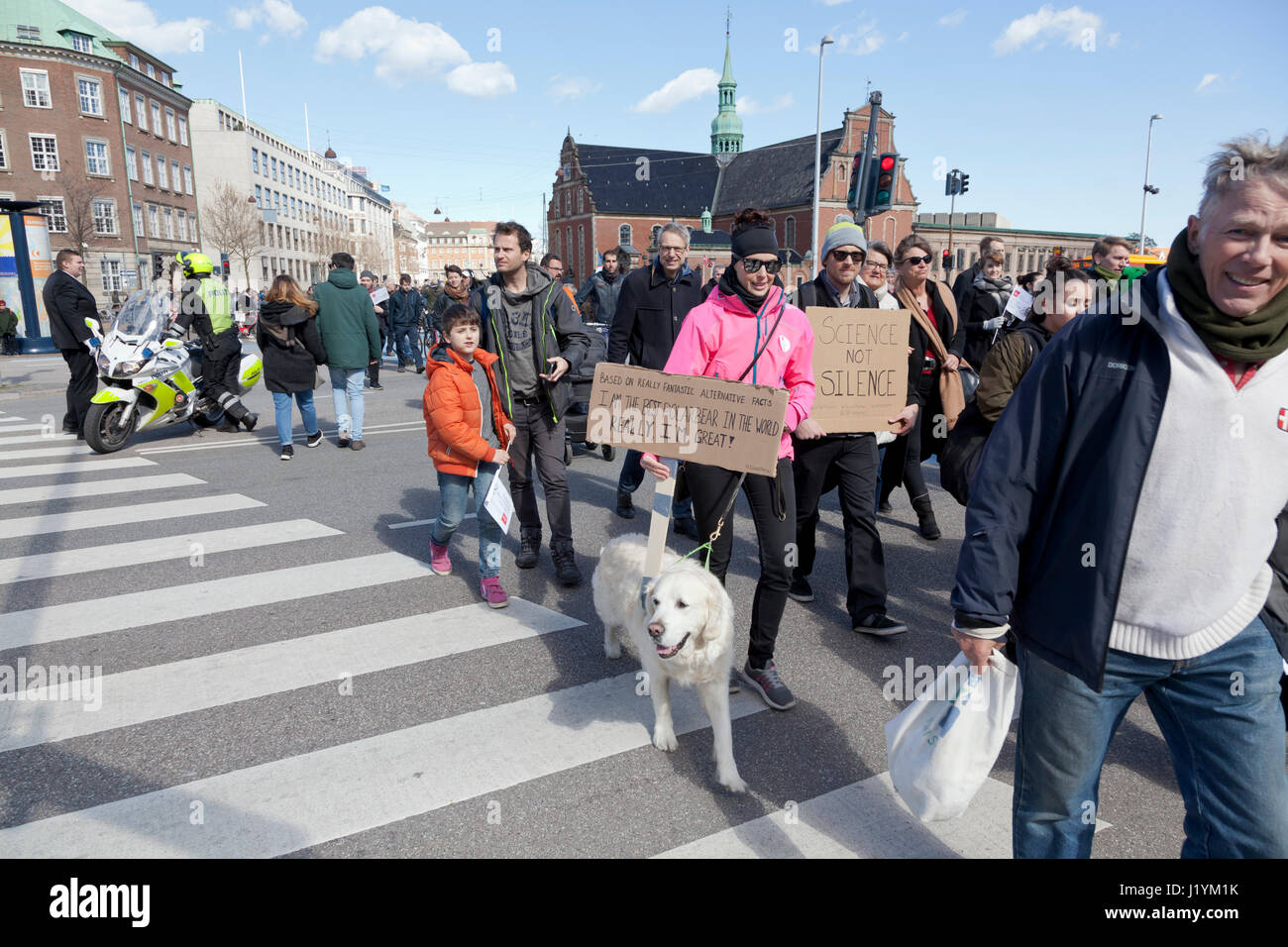 La place du château de Christiansborg, à Copenhague, Danemark. 22 avril, 2017. Les participants atteindre Christianborg. La marche de la science à Copenhague a débuté à l'Institut Niels Bohr et terminé à la parlement danois près de deux heures plus tard pour être suivi de deux heures d'illumination, de discours et de divertissement. Des milliers de scientifiques, des sciences nautiques et les personnes concernées ont participé à mettre l'accent sur la nécessité de l'éducation, les connaissances scientifiques et de la recherche et la nécessité de politiques fondées sur des preuves scientifiques d'éviter la tendance à la pseudo-science. Niels Quist Crédit / Alamy Live News Banque D'Images