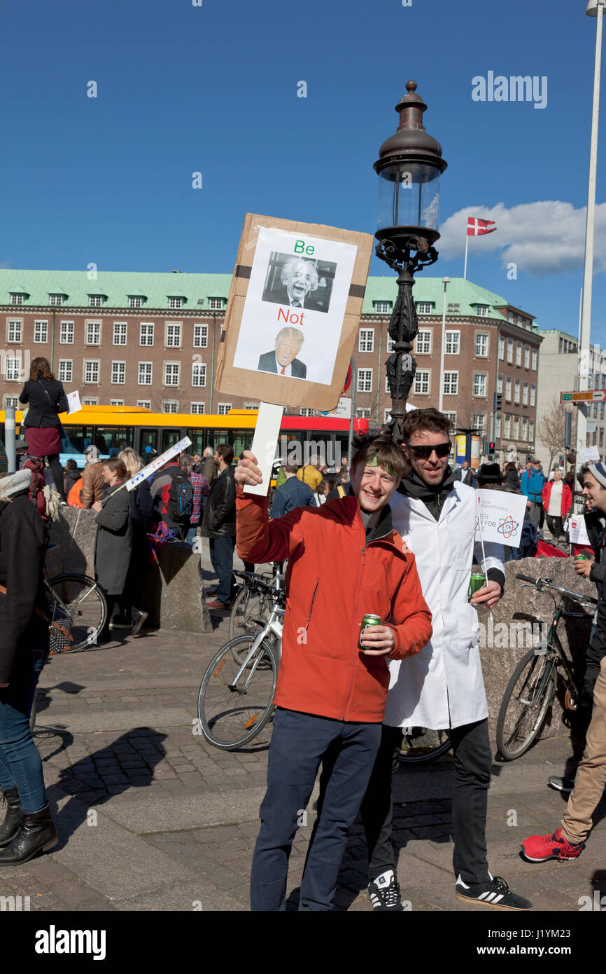 La place du château de Christiansborg, à Copenhague, Danemark. 22 avril, 2017. Les participants atteindre Christianborg. La marche de la science à Copenhague a débuté à l'Institut Niels Bohr et terminé à la parlement danois près de deux heures plus tard pour être suivi de deux heures d'illumination, de discours et de divertissement. Des milliers de scientifiques, des sciences nautiques et les personnes concernées ont participé à mettre l'accent sur la nécessité de l'éducation, les connaissances scientifiques et de la recherche et la nécessité de politiques fondées sur des preuves scientifiques d'éviter la tendance à la pseudo-science. Niels Quist Crédit / Alamy Live News Banque D'Images