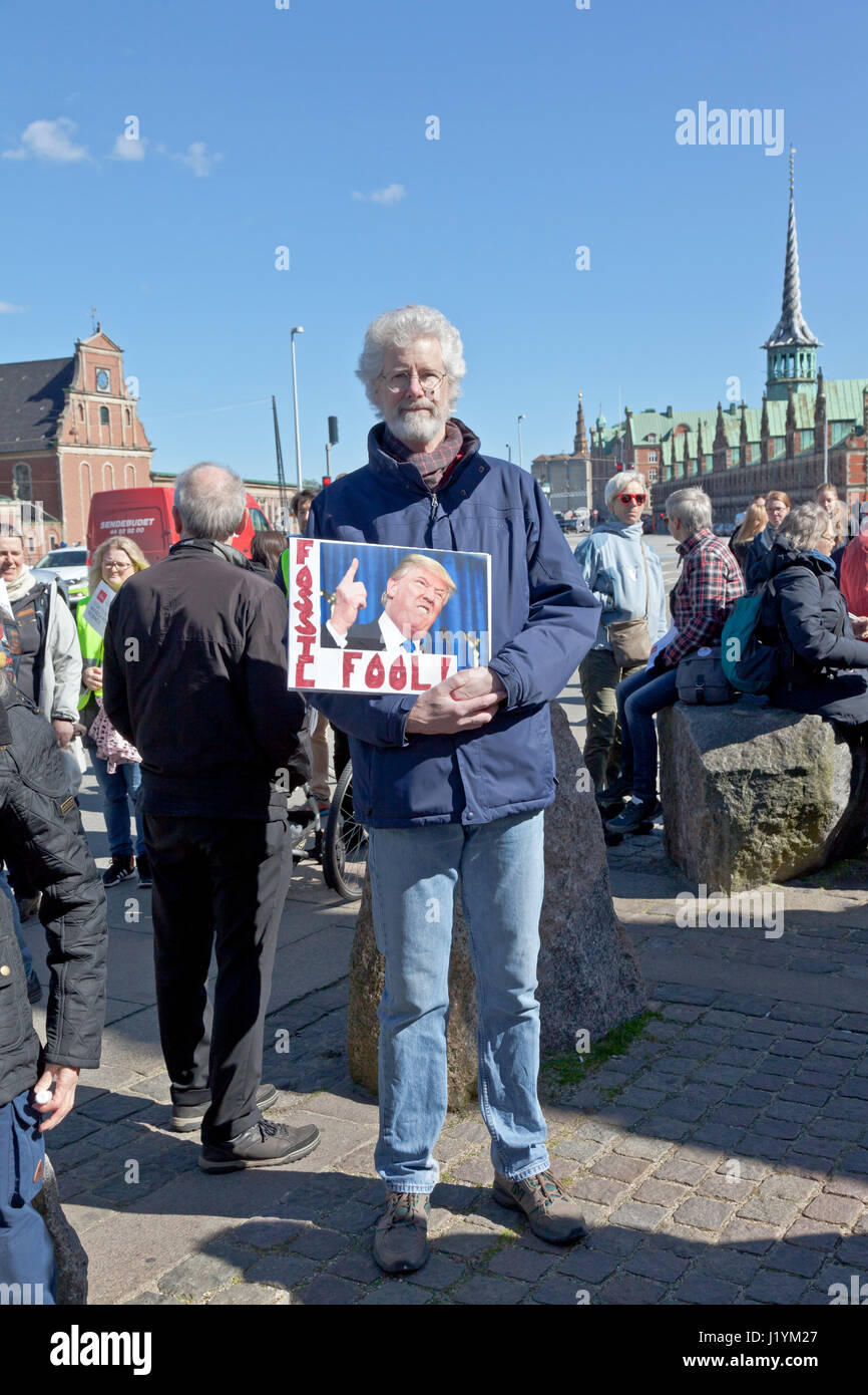 La place du château de Christiansborg, à Copenhague, Danemark. 22 avril, 2017. Les participants atteindre Christianborg. La marche de la science à Copenhague a débuté à l'Institut Niels Bohr et terminé à la parlement danois près de deux heures plus tard pour être suivi de deux heures d'illumination, de discours et de divertissement. Des milliers de scientifiques, des sciences nautiques et les personnes concernées ont participé à mettre l'accent sur la nécessité de l'éducation, les connaissances scientifiques et de la recherche et la nécessité de politiques fondées sur des preuves scientifiques d'éviter la tendance à la pseudo-science. Niels Quist Crédit / Alamy Live News Banque D'Images