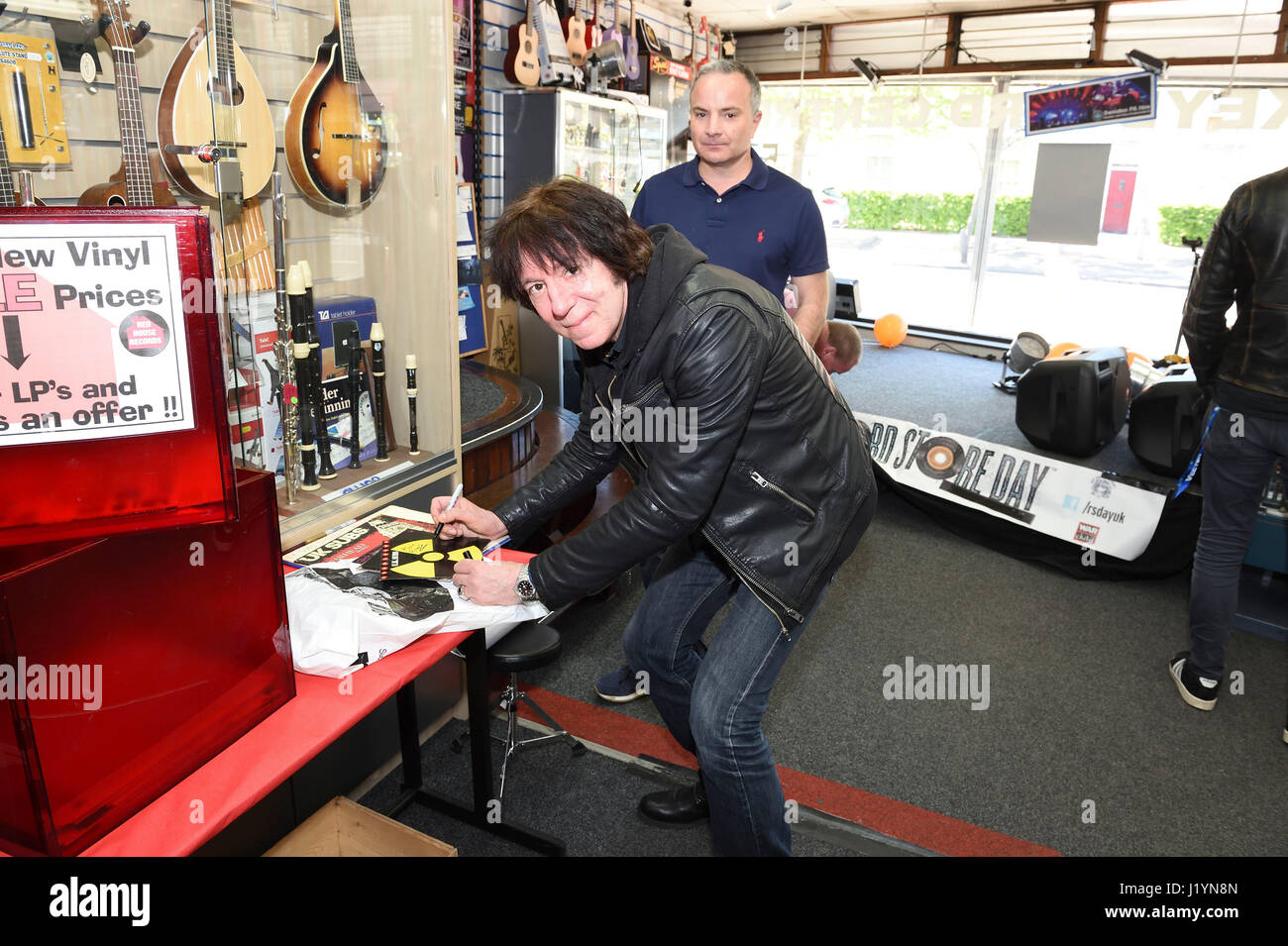 Swindon, Royaume-Uni. 22 avr, 2017. Groupe punk International U.K. Subs ont pris part à la 10e International vinyl record store day à Alan Holmes Musique Shop à Swindon, Angleterre 22 avril 2017 Credit : l'accès Photo/Alamy Live News Banque D'Images