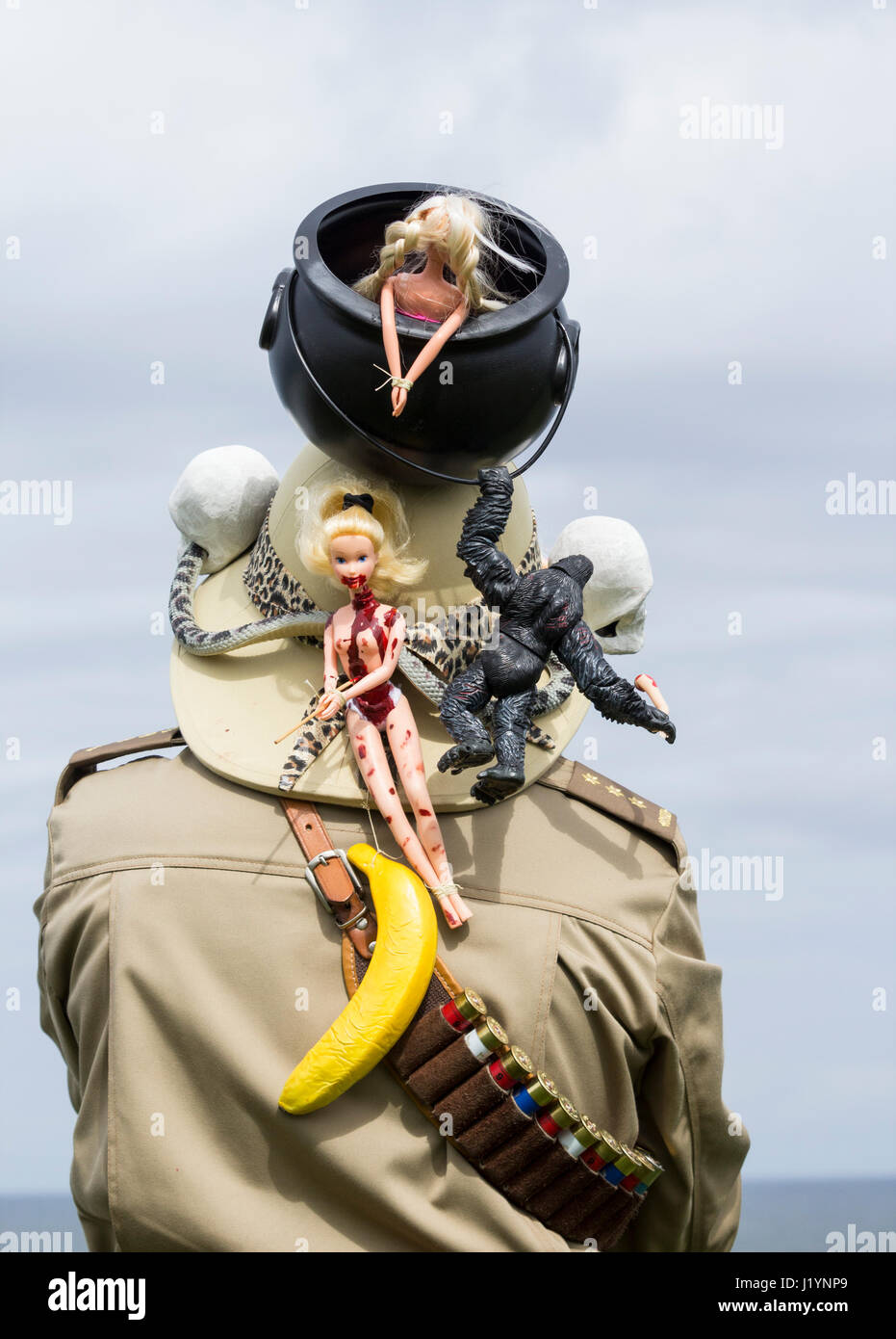 Whitby, North Yorkshire, Angleterre, Royaume-Uni. Un homme portant un costume de safari avec pot de ragoût Barbie sur casque de moelle. Banque D'Images