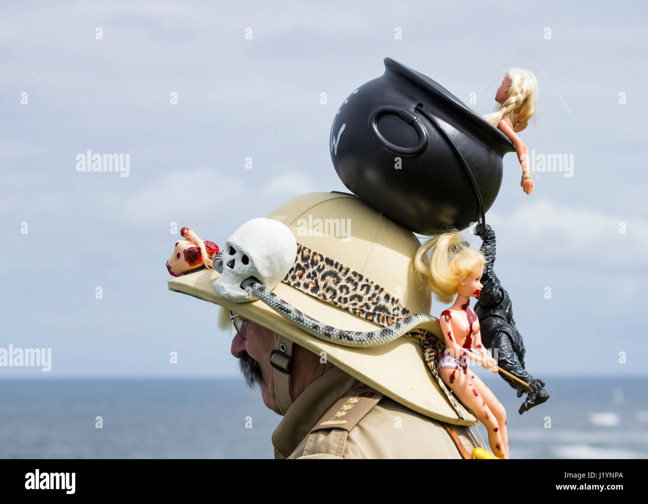 Whitby, North Yorkshire, Angleterre, Royaume-Uni. Un homme portant un costume de safari avec pot de ragoût Barbie sur casque de moelle. Banque D'Images