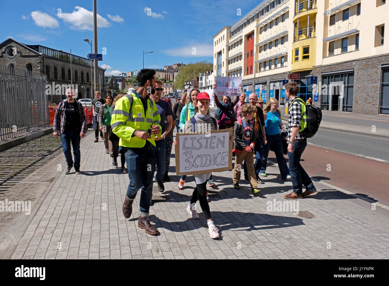 Bristol, Royaume-Uni. 22 avril, 2017. Les protestataires prennent part à la marche de la science. La marche de la science est destiné à être la première étape d'un mouvement mondial visant à défendre le rôle de la science dans la santé, la sécurité, l'économie, et le gouvernement et fait partie d'un certain nombre d'événements similaires qui ont lieu dans les villes à travers le monde. Keith Ramsey/Alamy Live News Banque D'Images