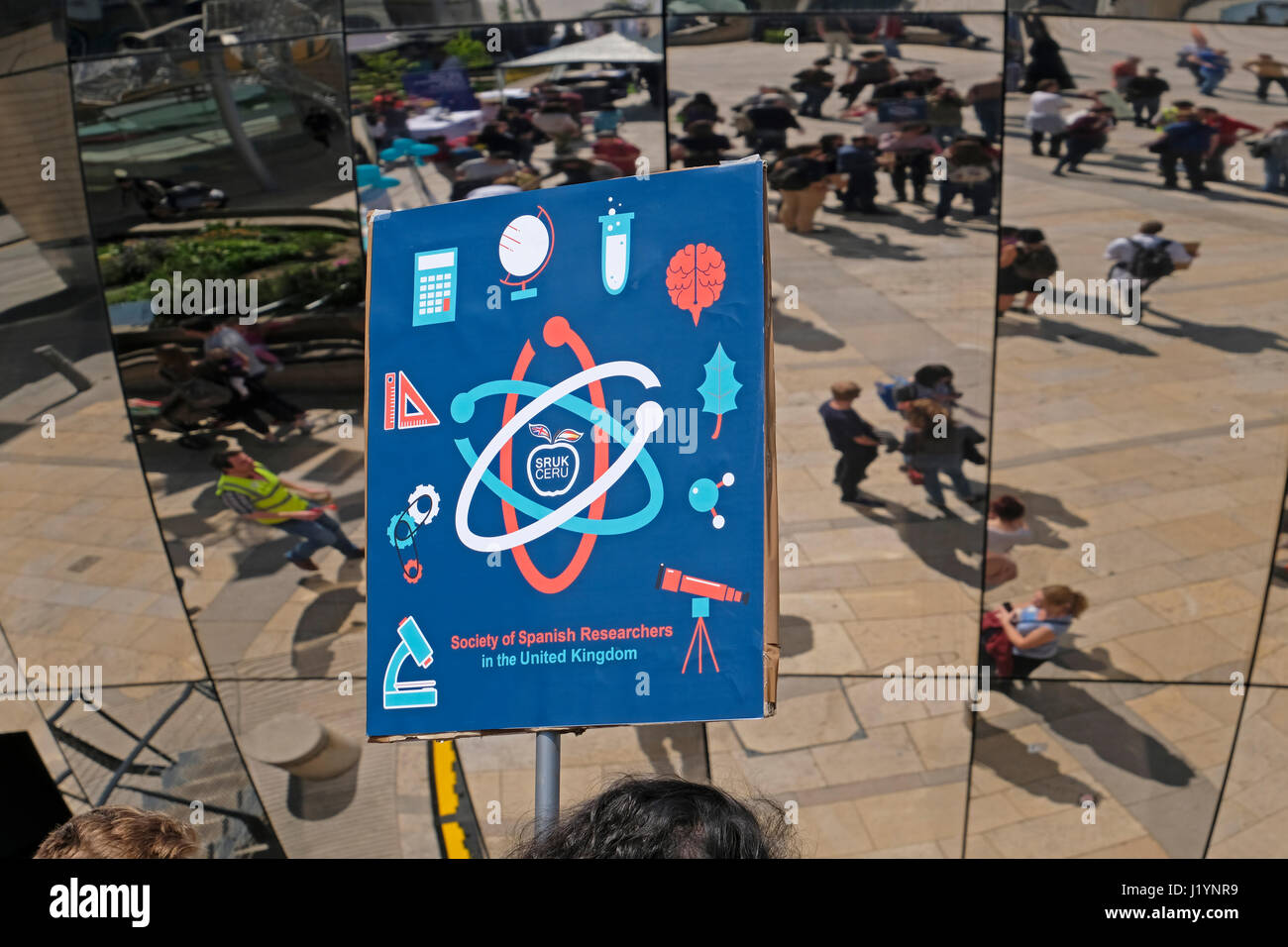 Bristol, Royaume-Uni. 22 avril, 2017. Les protestataires prennent part à la marche de la science. La marche de la science est destiné à être la première étape d'un mouvement mondial visant à défendre le rôle de la science dans la santé, la sécurité, l'économie, et le gouvernement et fait partie d'un certain nombre d'événements similaires qui ont lieu dans les villes à travers le monde. Keith Ramsey/Alamy Live News Banque D'Images