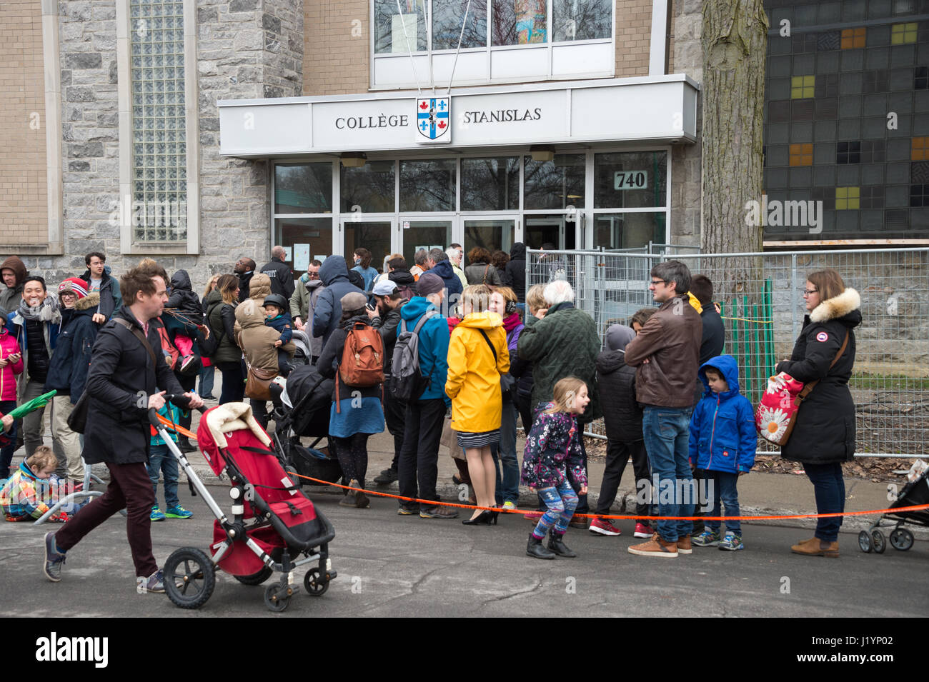 Montréal, CA - 22 Avril 2017 : des ressortissants français à Montréal font la queue au Collège Stanislas pour voter pour le premier tour de l'élection présidentielle française de 2017. Crédit : Marc Bruxelles/Alamy Live News Banque D'Images