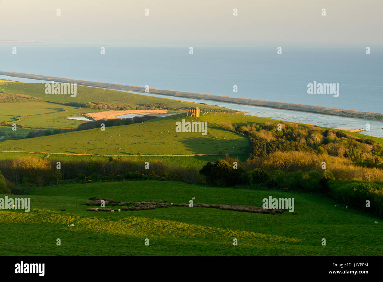 Abbotsbury Hill, Dorset, UK. 22 avr, 2017. Clair et ensoleillé belle fin de la journée avec le bain de soleil du soir basse la Chapelle Sainte Catherine, plage de Chesil et la flotte. Crédit : Dan Tucker/Alamy Live News Banque D'Images