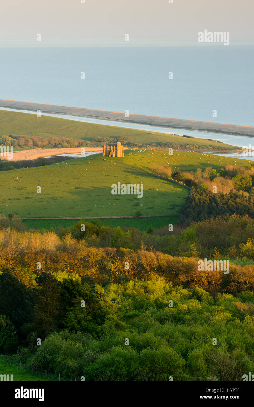 Abbotsbury Hill, Dorset, UK. 22 avr, 2017. Clair et ensoleillé belle fin de la journée avec le bain de soleil du soir basse la Chapelle Sainte Catherine, plage de Chesil et la flotte. Crédit : Dan Tucker/Alamy Live News Banque D'Images