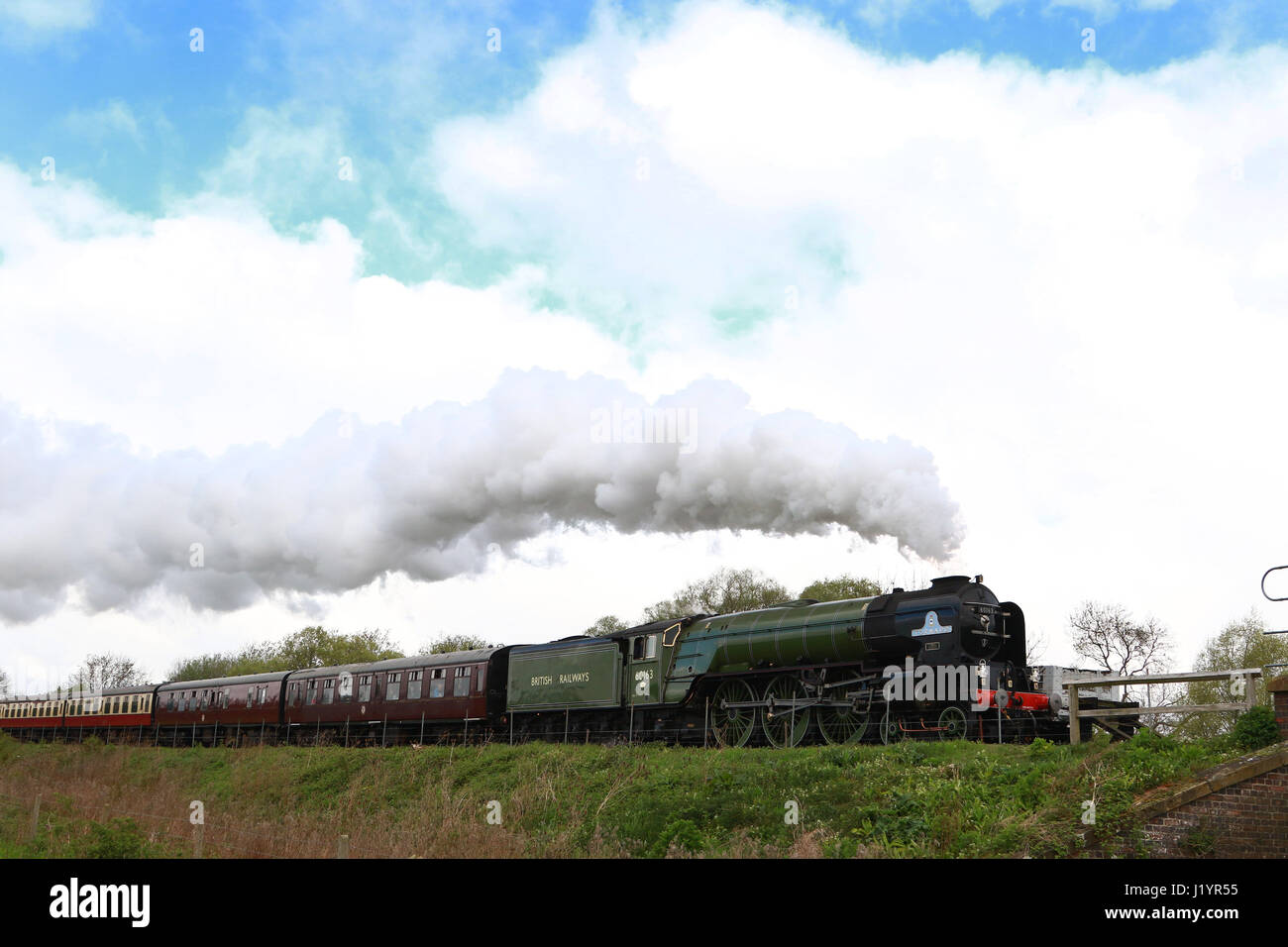 Peterborough, Royaume-Uni. 22 avril, 2017. La Tornade locomotive vapeur 60163 fait son chemin de fer de la vallée le long de la Nene à Wansford, Cambridgeshire. La tornade est de faire un "Best of Britain' apparition ce week-end, après avoir récemment roulant à 100km/h sur la ligne principale de la côte est. Crédit : Paul Marriott/Alamy Live News Banque D'Images