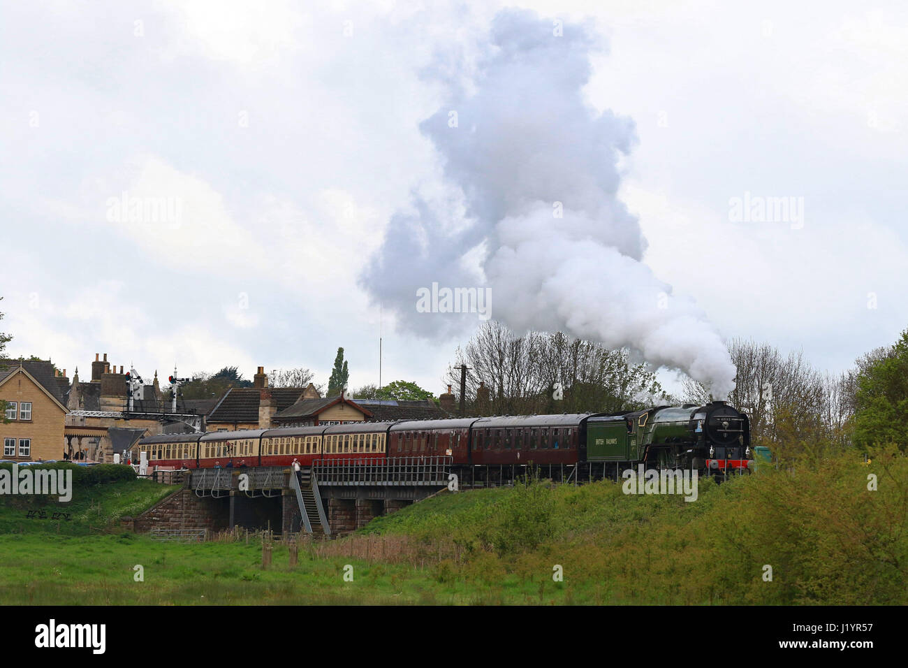 Peterborough, Royaume-Uni. 22 avril, 2017. La Tornade locomotive vapeur 60163 fait son chemin de fer de la vallée le long de la Nene à Wansford, Cambridgeshire. La tornade est de faire un "Best of Britain' apparition ce week-end, après avoir récemment roulant à 100km/h sur la ligne principale de la côte est. Crédit : Paul Marriott/Alamy Live News Banque D'Images