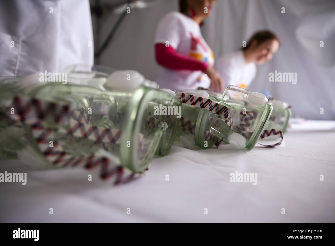 Washington DC, USA. 22 avril, 2017. Les enseignants de présenter des expériences scientifiques dans le cadre d'un apprentissage au cours de la marche de la science manifestation tenue sur la terre Jour Crédit : Joseph Gruber/Alamy Live News Banque D'Images