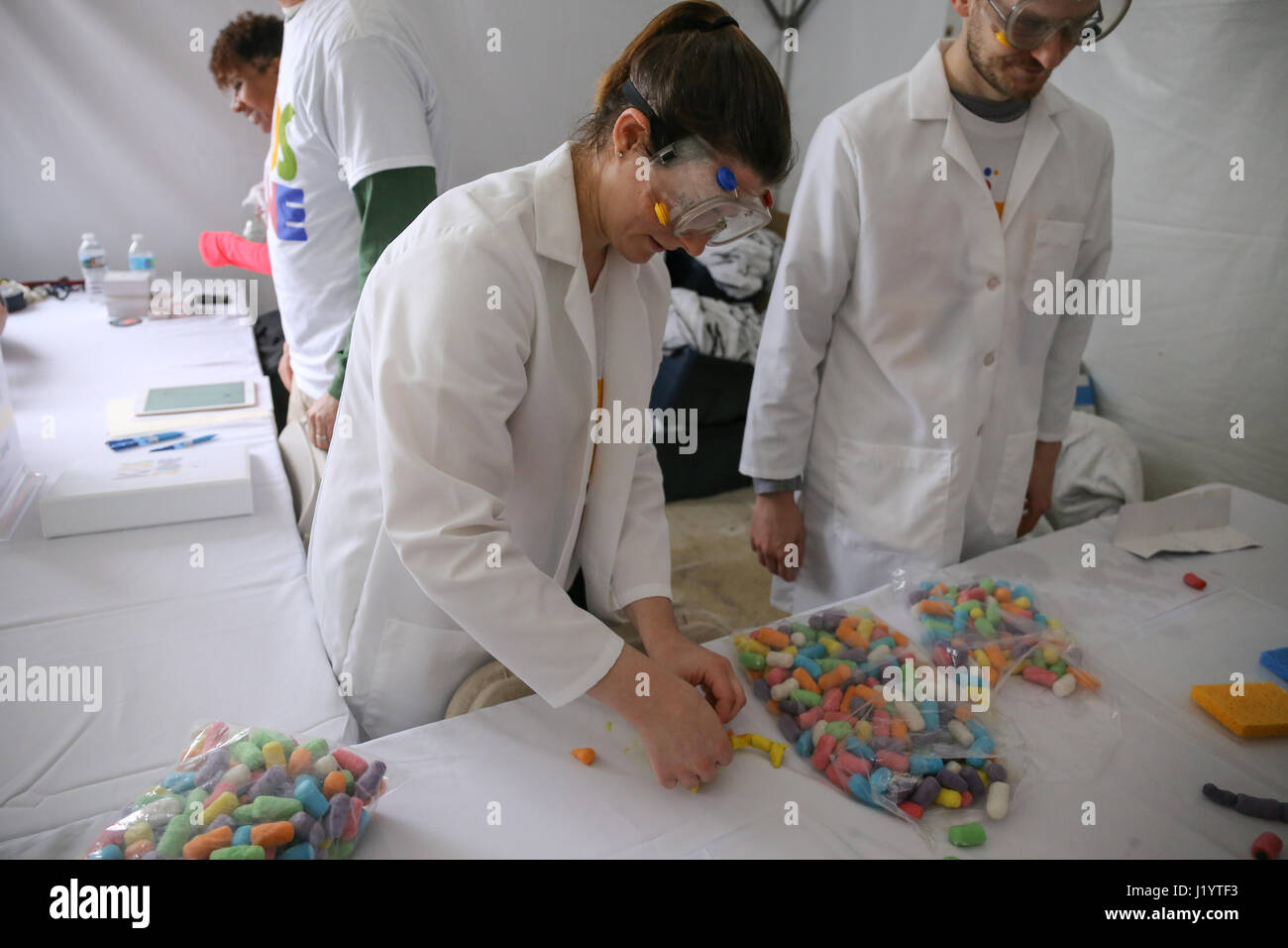 Washington DC, USA. 22 avril, 2017. Les enseignants de présenter des expériences scientifiques dans le cadre d'un apprentissage au cours de la marche de la science manifestation tenue sur la terre Jour Crédit : Joseph Gruber/Alamy Live News Banque D'Images