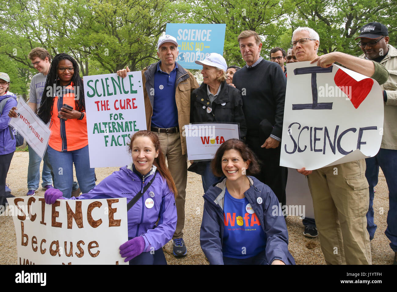 Washington DC, USA. 22 avril, 2017. Represenative Don Beyer (D-VA7) parle d'un groupe de partisans avant de marcher dans la marche de la science rally Crédit : Joseph Gruber/Alamy Live News Banque D'Images