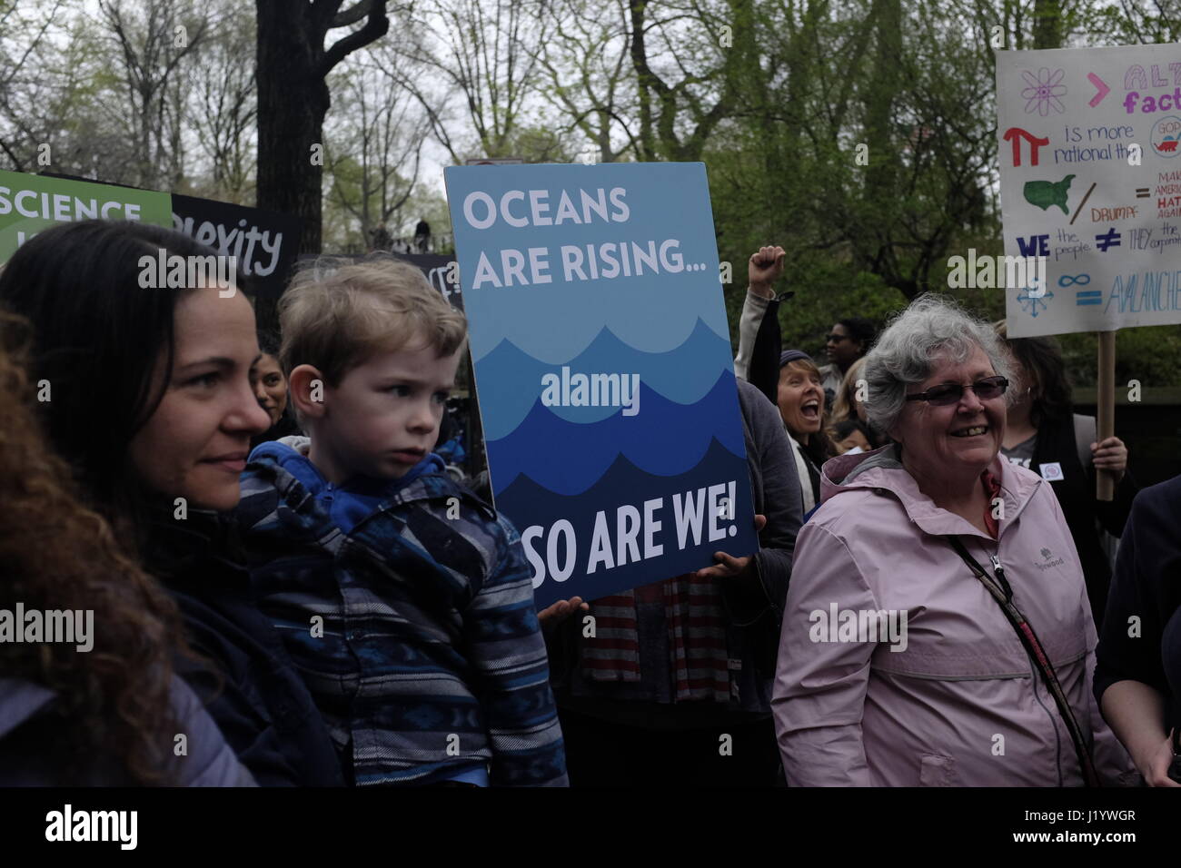 NEW YORK, NY : des milliers de New-yorkais participer à la marche de la science pour accroître la sensibilisation de l'environnement et l'importance de continuer à financer les programmes et organismes fédéraux à vocation scientifique. Banque D'Images