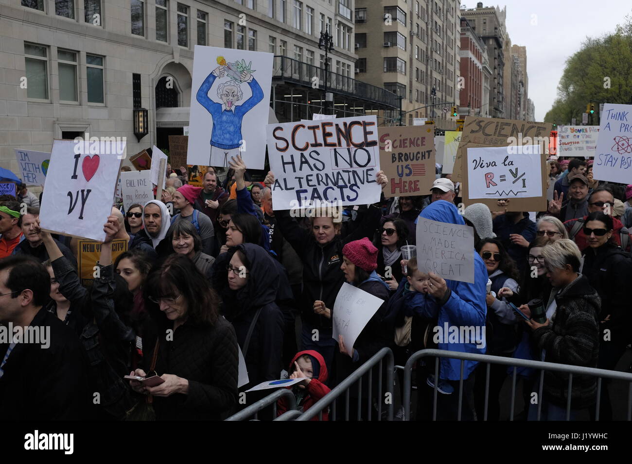 NEW YORK, NY : des milliers de New-yorkais participer à la marche de la science pour accroître la sensibilisation de l'environnement et l'importance de continuer à financer les programmes et organismes fédéraux à vocation scientifique. Banque D'Images