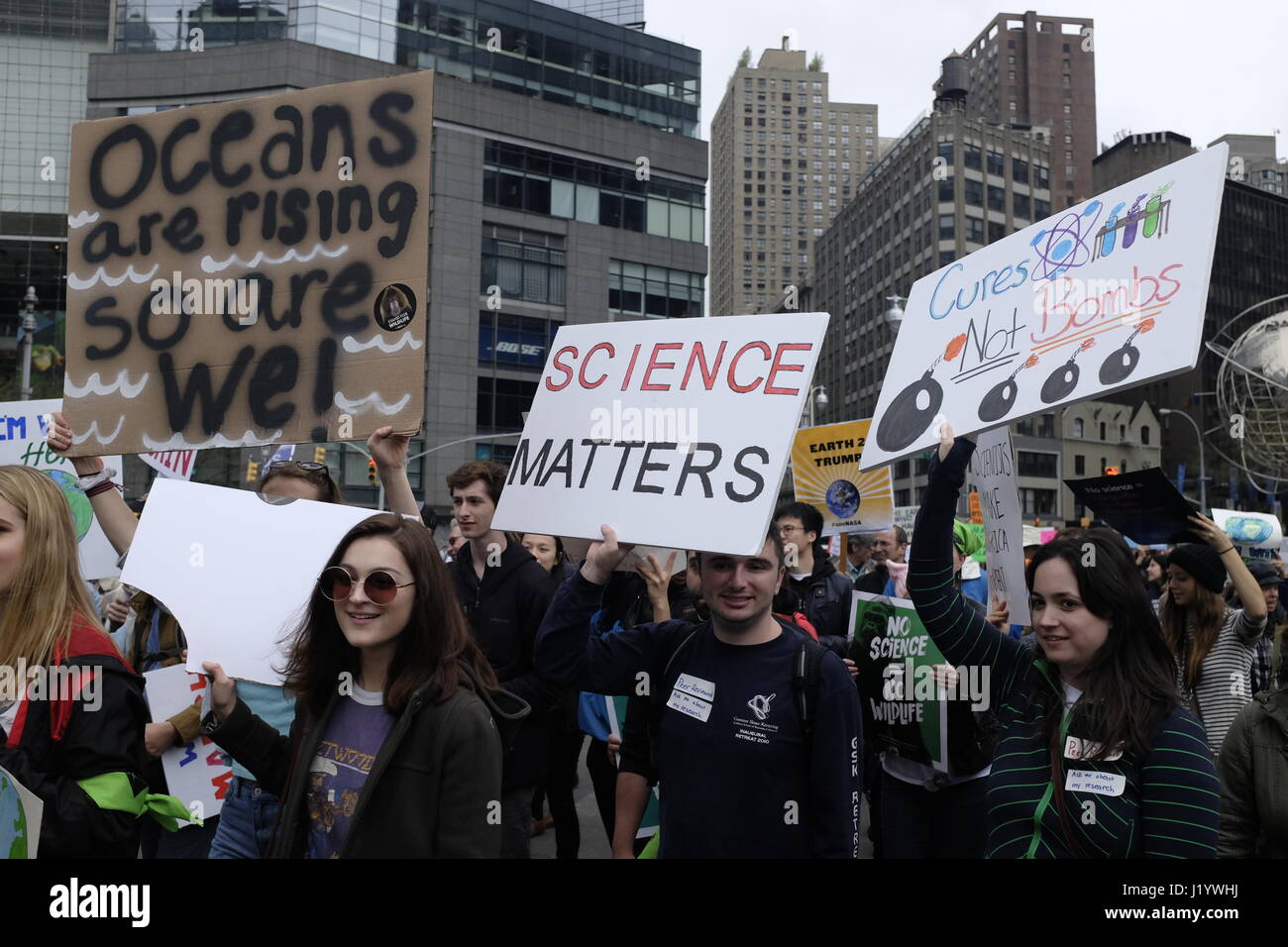 NEW YORK, NY : des milliers de New-yorkais participer à la marche de la science pour accroître la sensibilisation de l'environnement et l'importance de continuer à financer les programmes et organismes fédéraux à vocation scientifique. Banque D'Images