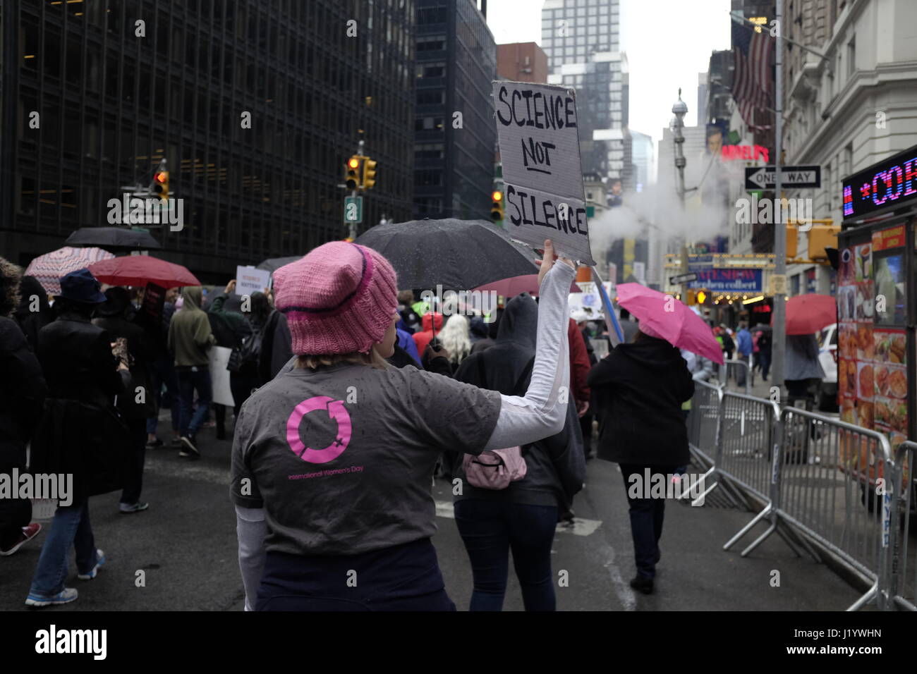 NEW YORK, NY : des milliers de New-yorkais participer à la marche de la science pour accroître la sensibilisation de l'environnement et l'importance de continuer à financer les programmes et organismes fédéraux à vocation scientifique. Banque D'Images