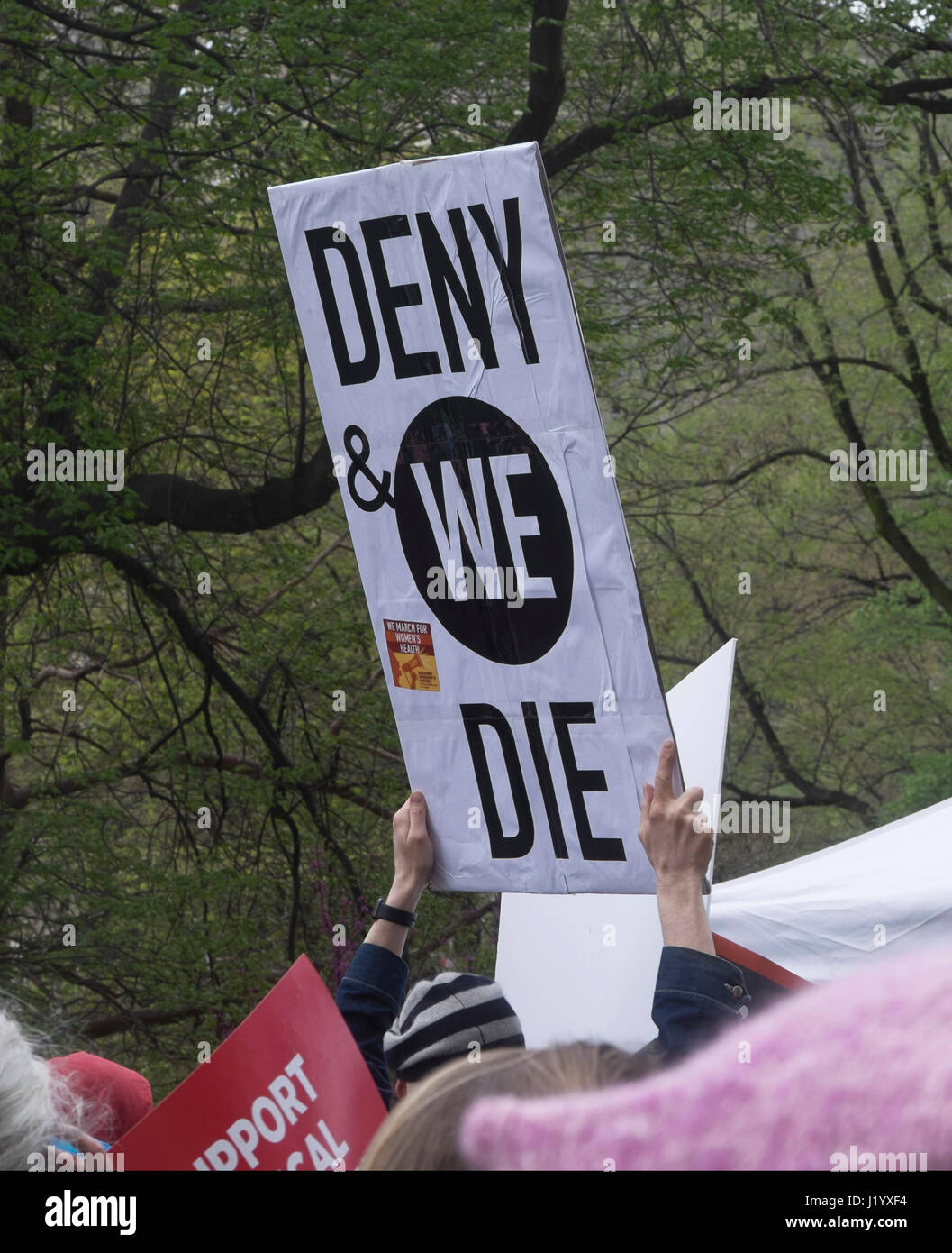 New York City, USA. 22 avril, 2017. Plusieurs milliers de manifestants marche pour soutenir la science et la recherche fondée sur des preuves dans la marche de la science dans la ville de New York le samedi 22 avril 2017. Banque D'Images