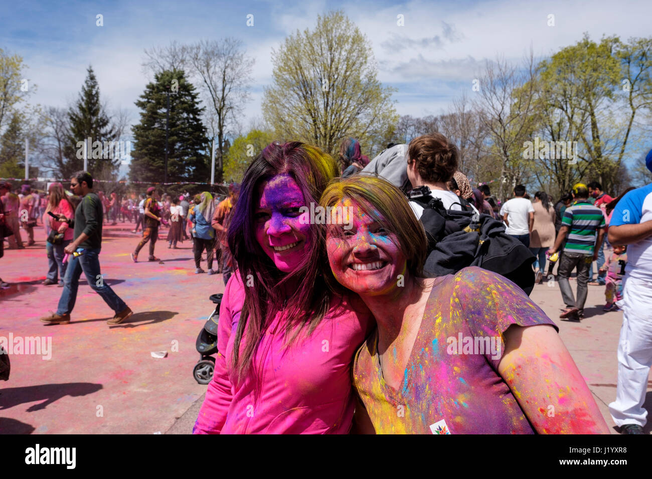 London, Ontario, Canada, le 22 avril 2017. Deux adolescentes avec paing visage souriant à l'appareil photo au parc Victoria au cours de l'Holi Festival du printemps, aussi connu comme Rangwali Dhulandi Dhuleti Holi,,, Phagwah, ou simplement en tant que festival de couleurs, une fête hindoue pour fêter l'arrivée du printemps à London, Ontario, Canada. Credit : Rubens Alarcon/Alamy Live News. Banque D'Images