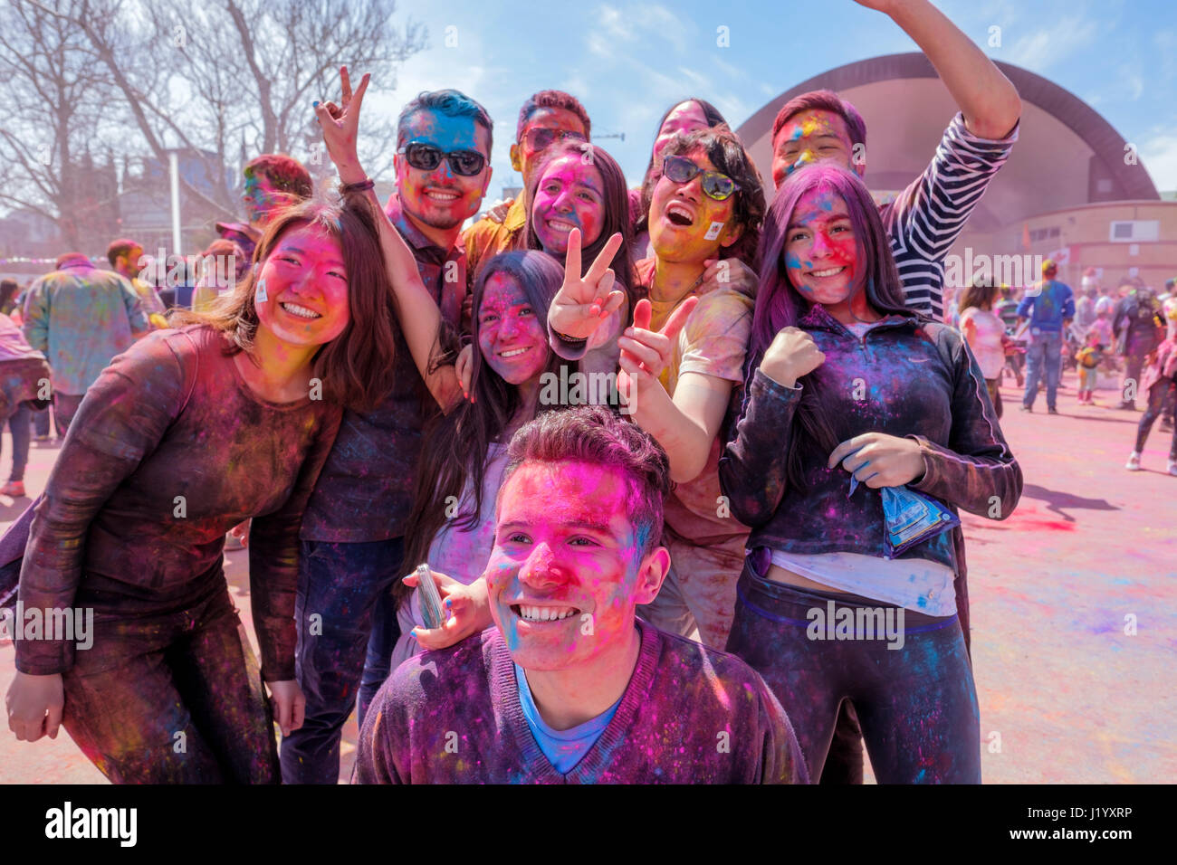 London, Ontario, Canada, le 22 avril 2017. Un groupe d'adolescents en posant pour une photo au parc Victoria au cours de l'Holi Festival du printemps, aussi connu comme Rangwali Dhulandi Dhuleti Holi,,, Phagwah, ou simplement en tant que festival de couleurs, une fête hindoue pour fêter l'arrivée du printemps à London, Ontario, Canada. Credit : Rubens Alarcon/Alamy Live News. Banque D'Images