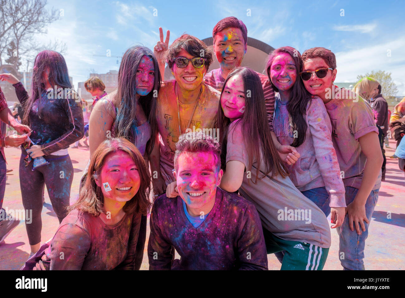 London, Ontario, Canada, le 22 avril 2017. Un groupe d'adolescents en posant pour une photo au parc Victoria au cours de l'Holi Festival du printemps, aussi connu comme Rangwali Dhulandi Dhuleti Holi,,, Phagwah, ou simplement en tant que festival de couleurs, une fête hindoue pour fêter l'arrivée du printemps à London, Ontario, Canada. Credit : Rubens Alarcon/Alamy Live News. Banque D'Images