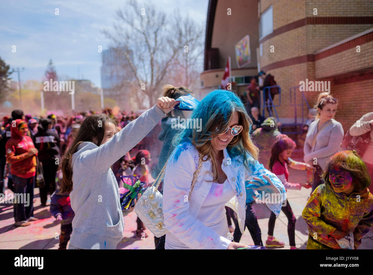 London, Ontario, Canada, le 22 avril 2017. Une foule de fêtards se rassemblent au parc Victoria pour le Holi Festival du printemps, aussi connu comme Rangwali Dhulandi Dhuleti Holi,,, Phagwah, ou simplement en tant que festival de couleurs, une fête hindoue pour fêter l'arrivée du printemps à London, Ontario, Canada. Credit : Rubens Alarcon/Alamy Live News. Banque D'Images