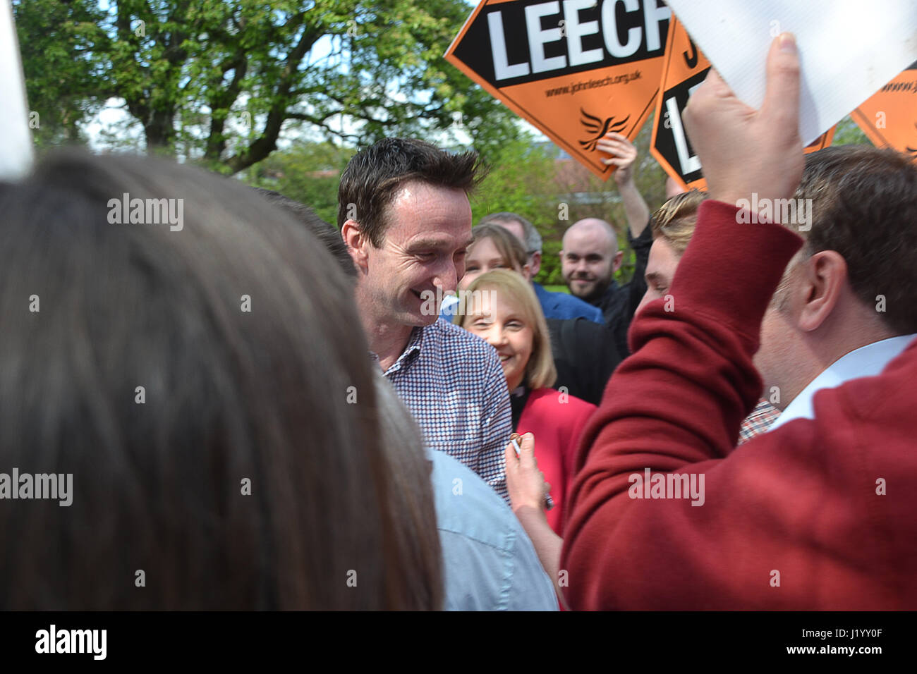 Didsbury, UK. 22 avril, 2017. John Leech est accueilli et entouré par des foules de partisans comme il arrive à Didsbury pour livrer sa première campagne rally discours de l'élection générale de 2017. Leech était la démocrate libérale MP pour Manchester Withington à partir de 2005 jusqu'en 2015 quand il a perdu à la main-d'œuvre. Leech a été élu au Conseil de Manchester en 2016 comme la seule opposition, balayant en hausse de 53  % des voix. Il est dans l'espoir de retrouver l'Withington siège parlementaire dans l'élection générale de 2017. Il a promis de lutter contre un disque Brexit, disant travail et conservateurs avaient laissé Manchester sur Brexit. Banque D'Images