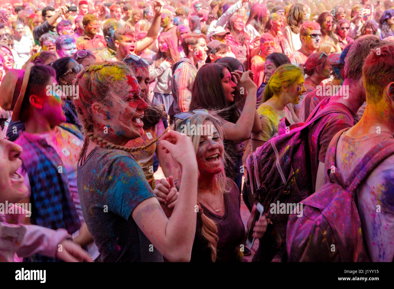 London, Ontario, Canada, le 22 avril 2017. Les gens se rassemblent au parc Victoria pour le Holi Festival du printemps, aussi connu comme Rangwali Dhulandi Dhuleti Holi,,, Phagwah, ou simplement en tant que festival de couleurs, une fête hindoue pour fêter l'arrivée du printemps à London, Ontario, Canada. Credit : Rubens Alarcon/Alamy Live News. Banque D'Images