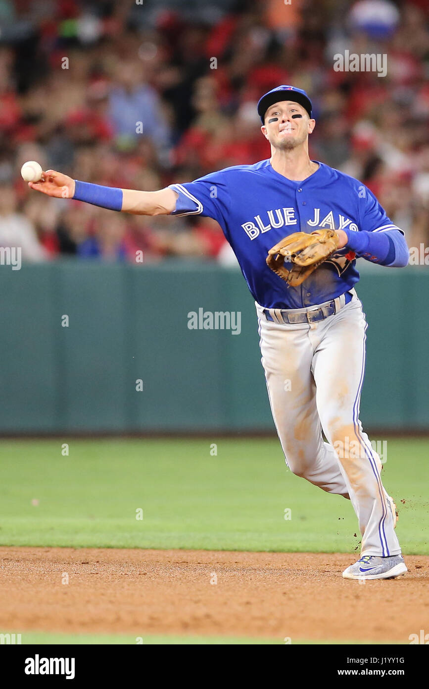 21 avril 2017 : Blue Jays de Toronto l'arrêt-court Troy Tulowitzki # 2 fait un jet difficile d'obtenir la glissière en premier dans le jeu entre les Blue Jays de Toronto et Los Angeles Angels of Anaheim, Angel Stadium d'Anaheim, CA, photographe : Peter Renner and Co Banque D'Images