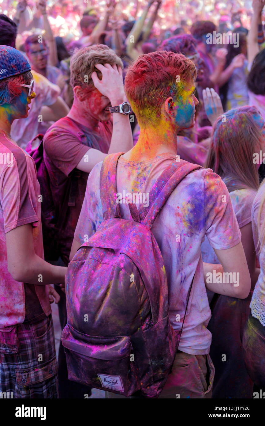 London, Ontario, Canada, le 22 avril 2017. Une foule de fêtards se rassemblent au parc Victoria pour le Holi Festival du printemps, aussi connu comme Rangwali Dhulandi Dhuleti Holi,,, Phagwah, ou simplement en tant que festival de couleurs, une fête hindoue pour fêter l'arrivée du printemps à London, Ontario, Canada. Credit : Rubens Alarcon/Alamy Live News. Banque D'Images