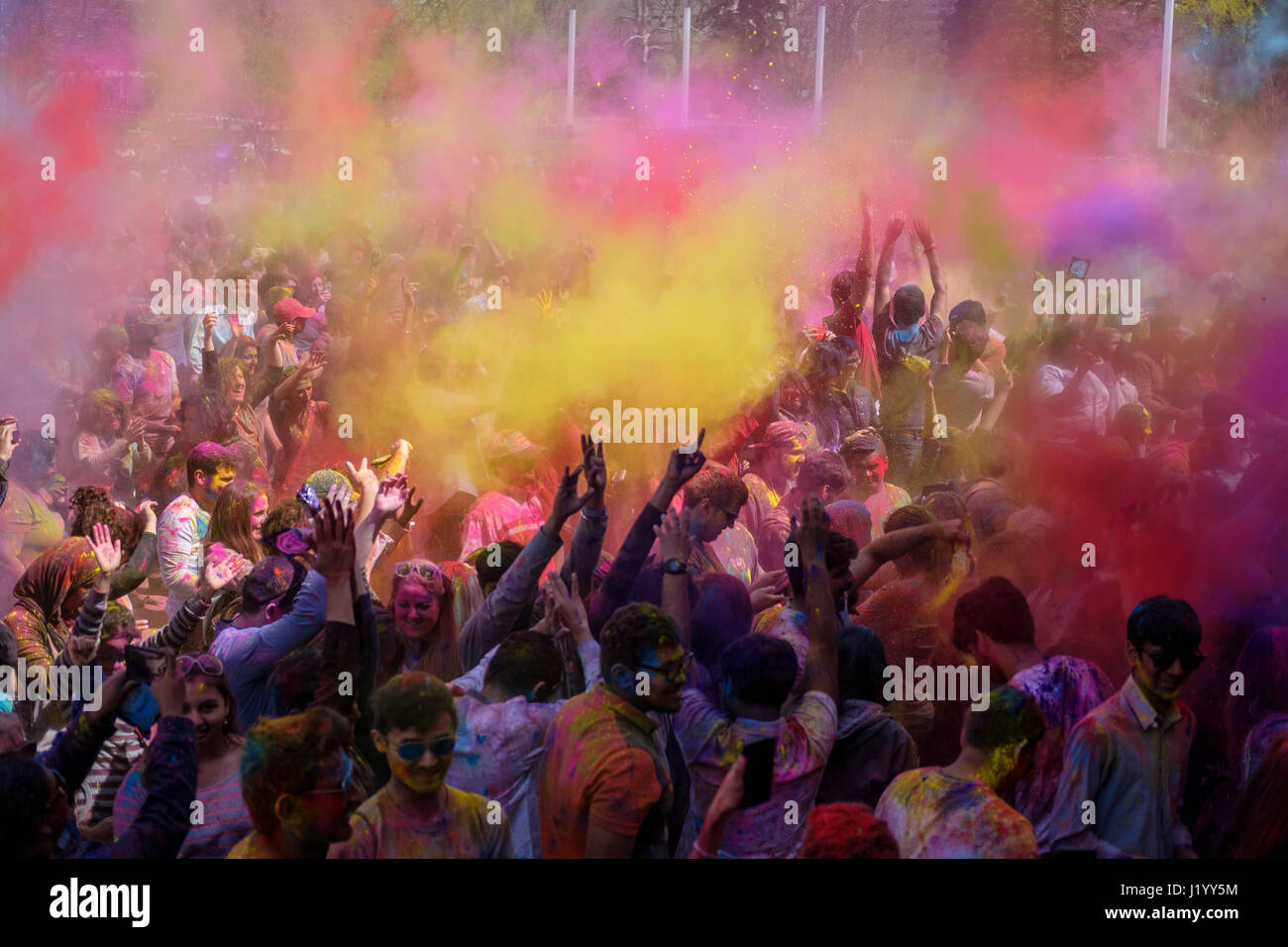 London, Ontario, Canada, le 22 avril 2017. Revelers se réunissent au parc Victoria pour le Holi Festival du printemps, aussi connu comme Rangwali Dhulandi Dhuleti Holi,,, Phagwah, ou simplement en tant que festival de couleurs, une fête hindoue pour fêter l'arrivée du printemps à London, Ontario, Canada. Credit : Rubens Alarcon/Alamy Live News. Banque D'Images