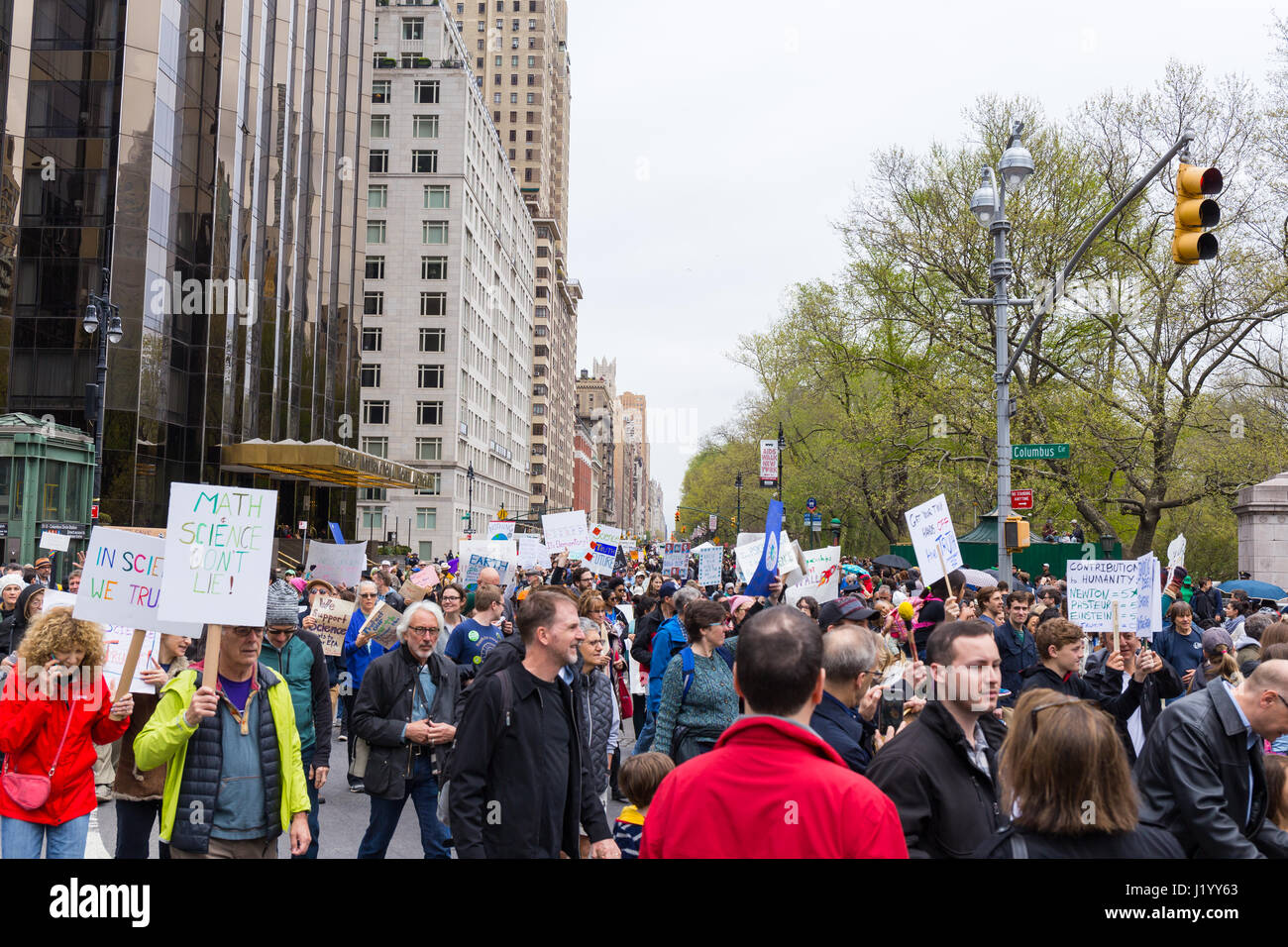 New York, USA. 22 avril, 2017. Avec de nombreux signes de portefeuille, le cortège de la marche de la Science passe devant le Trump International Hotel & Tower sur Central Park West le 22 avril 2017 à New York. Crédit : Justin Starr/Alamy Live News Banque D'Images