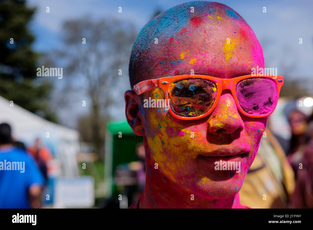 London, Ontario, Canada, le 22 avril 2017. Oriental mâle adolescent recouvert de poudre colorée au parc Victoria au cours de l'Holi Festival du printemps, aussi connu comme Rangwali Dhulandi Dhuleti Holi,,, Phagwah, ou simplement en tant que festival de couleurs, une fête hindoue pour fêter l'arrivée du printemps à London, Ontario, Canada. Credit : Rubens Alarcon/Alamy Live News. Banque D'Images