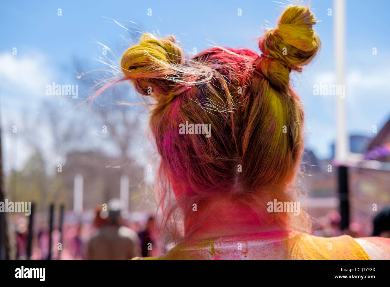 London, Ontario, Canada, le 22 avril 2017. Les gens se rassemblent au parc Victoria pour le Holi Festival du printemps, aussi connu comme Rangwali Dhulandi Dhuleti Holi,,, Phagwah, ou simplement en tant que festival de couleurs, une fête hindoue pour fêter l'arrivée du printemps à London, Ontario, Canada. Credit : Rubens Alarcon/Alamy Live News. Banque D'Images