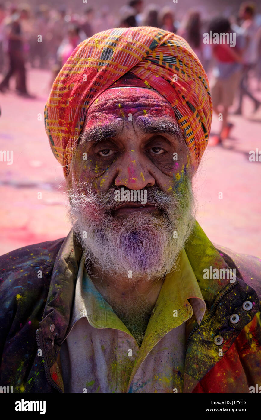 London, Ontario, Canada, le 22 avril 2017. Homme d'âge moyen Hindou Sikh portant un turban regardant la caméra au parc Victoria au cours de l'Holi Festival du printemps, aussi connu comme Rangwali Dhulandi Dhuleti Holi,,, Phagwah, ou simplement en tant que festival de couleurs, une fête hindoue pour fêter l'arrivée du printemps à London, Ontario, Canada. Credit : Rubens Alarcon/Alamy Live News. Banque D'Images London, Ontario, Canada, le 22 avril 2017. Homme d'âge moyen Hindou Sikh portant un turban regardant la caméra au parc Victoria au cours de l'Holi Festival du printemps, aussi connu comme Rangwali Dhulandi Dhuleti Holi,,, Phagwah, ou simplement en tant que festival de couleurs, une fête hindoue pour fêter l'arrivée du printemps à London, Ontario, Canada. Credit : Rubens Alarcon/Alamy Live News. Banque D'Images