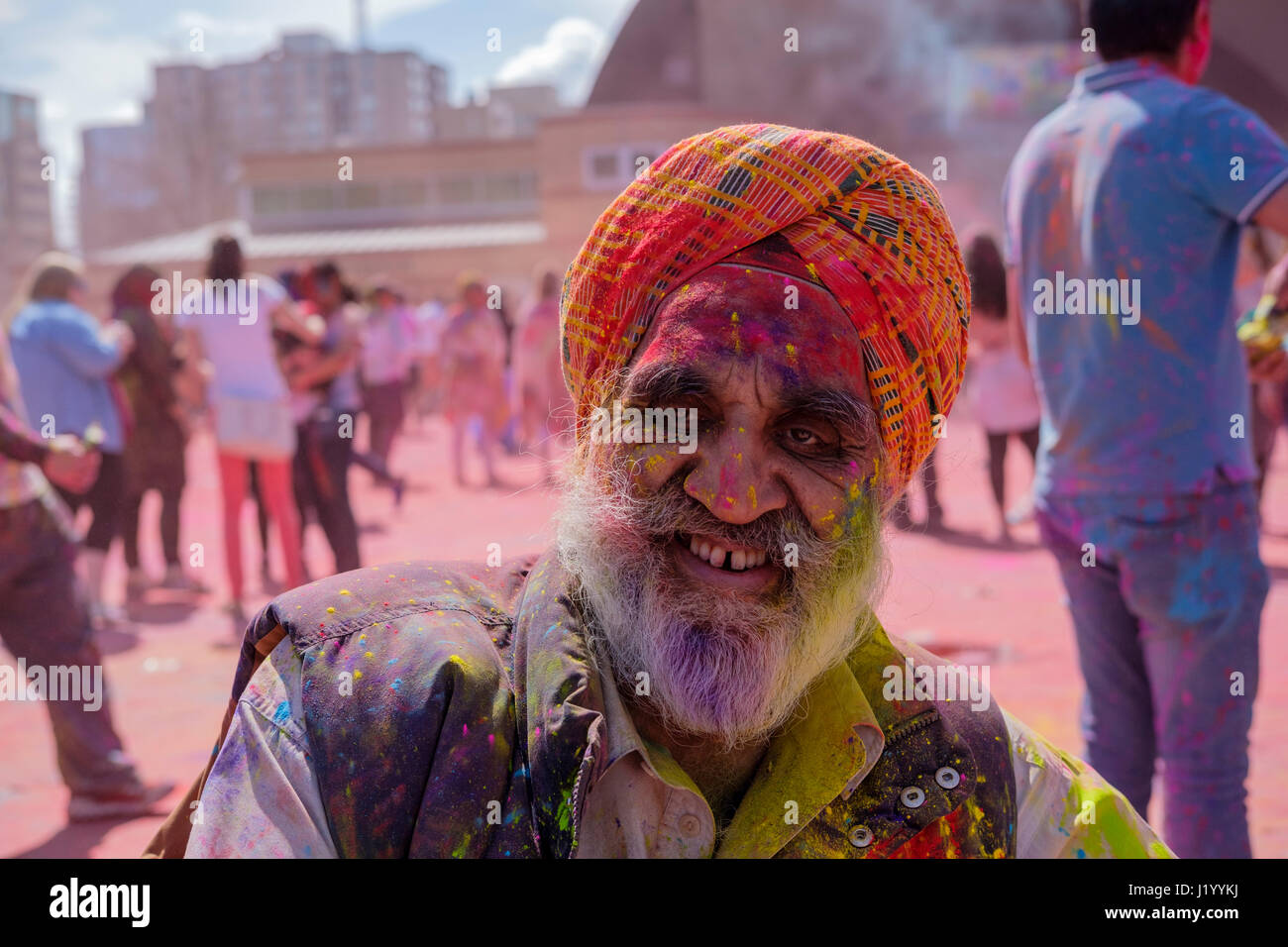 London, Ontario, Canada, le 22 avril 2017. Homme d'âge moyen Hindou Sikh portant un turban regardant la caméra au parc Victoria au cours de l'Holi Festival du printemps, aussi connu comme Rangwali Dhulandi Dhuleti Holi,,, Phagwah, ou simplement en tant que festival de couleurs, une fête hindoue pour fêter l'arrivée du printemps à London, Ontario, Canada. Credit : Rubens Alarcon/Alamy Live News. Banque D'Images London, Ontario, Canada, le 22 avril 2017. Homme d'âge moyen Hindou Sikh portant un turban regardant la caméra au parc Victoria au cours de l'Holi Festival du printemps, aussi connu comme Rangwali Dhulandi Dhuleti Holi,,, Phagwah, ou simplement en tant que festival de couleurs, une fête hindoue pour fêter l'arrivée du printemps à London, Ontario, Canada. Credit : Rubens Alarcon/Alamy Live News. Banque D'Images