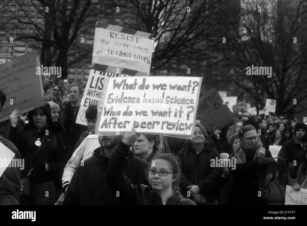 Boston, Massachusetts, USA. 22 avr, 2017. Ap des scientifiques, des médecins et d'autres ont pris les rues de Boston et recueillies sur le Boston Common, à l'appui de la connaissance scientifique, de la recherche et de la puissance des faits. Credit : Katrina Kochneva/ZUMA/Alamy Fil Live News Banque D'Images