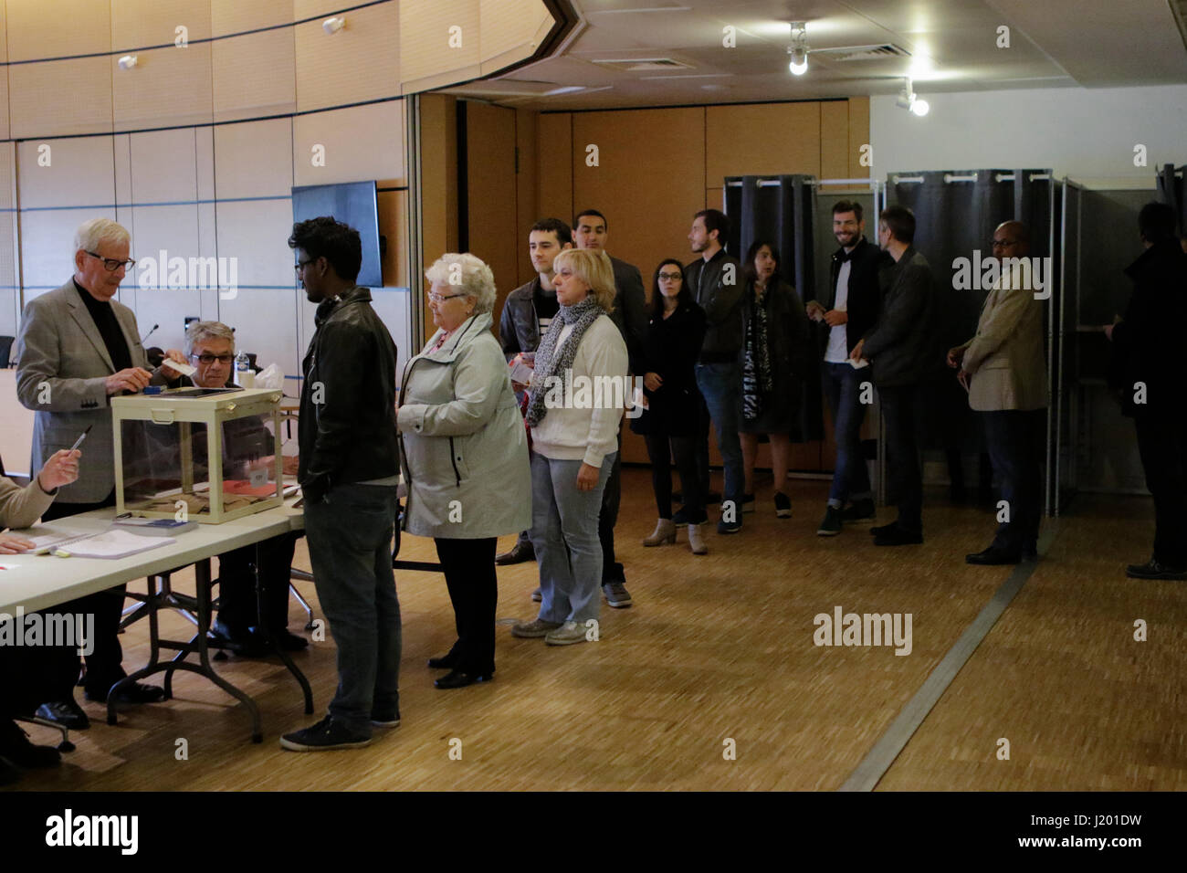 Yvelines, France. Apr 23, 2017. File d'électeurs avant le scrutin, d'exprimer leur vote. Autour de 47 millions de Français sont appelés aux urnes pour déterminer le prochain président de la France. Si aucun candidat ne peut atteindre 50  % des voix au premier tour, les deux candidats ayant obtenu le plus de voix dans le 2ème tour dans deux semaines. Photo : Cronos/Michael Debets/Alamy Live News Banque D'Images