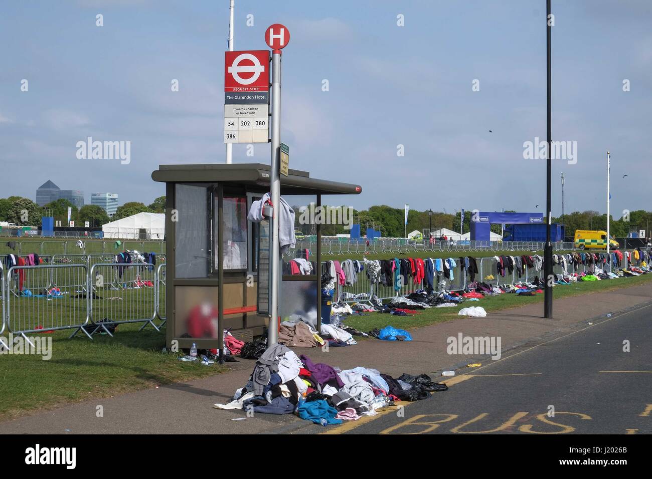 Blackheath London, UK. 23 avril 2017. Vêtements indésirables chez Virgin London Marathon 2017. Credit : claire doherty/Alamy Live News Banque D'Images