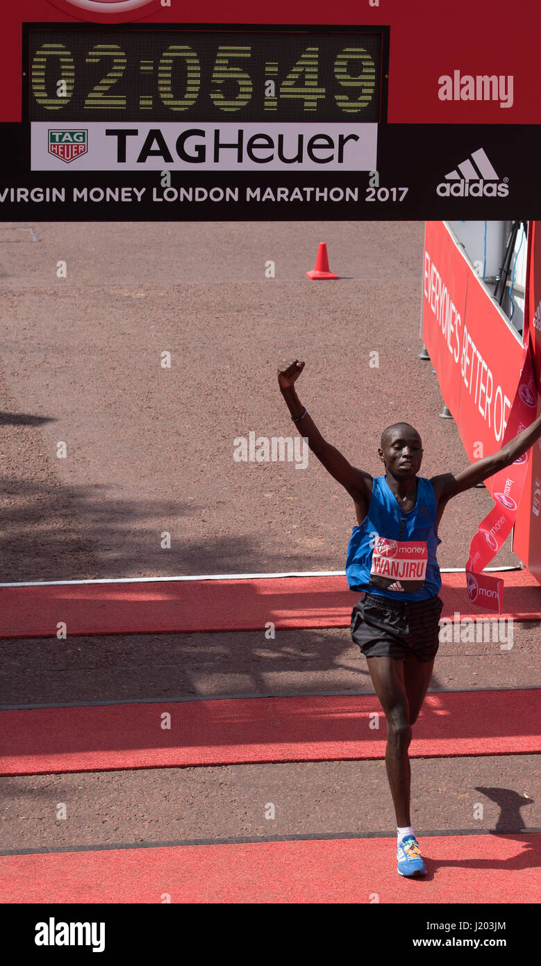 Londres, Royaume-Uni. Apr 23, 2017. London 23 Avril 2017 : Daniel Wanijiru du Kenya remporte la course élite hommes à la Vierge Argent Marathon dans un temps de 02:05:48 Credit : Ian Davidson/Alamy Live News Banque D'Images