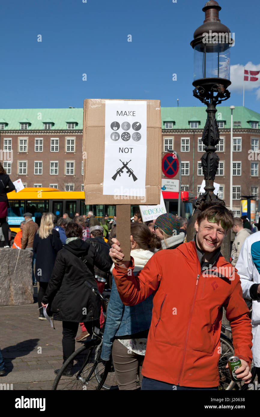 La marche de la science à Copenhague arrive à la place du château de Christiansborg après deux heures de mars à Copenhague de l'Institut Niels Bohr. Banque D'Images