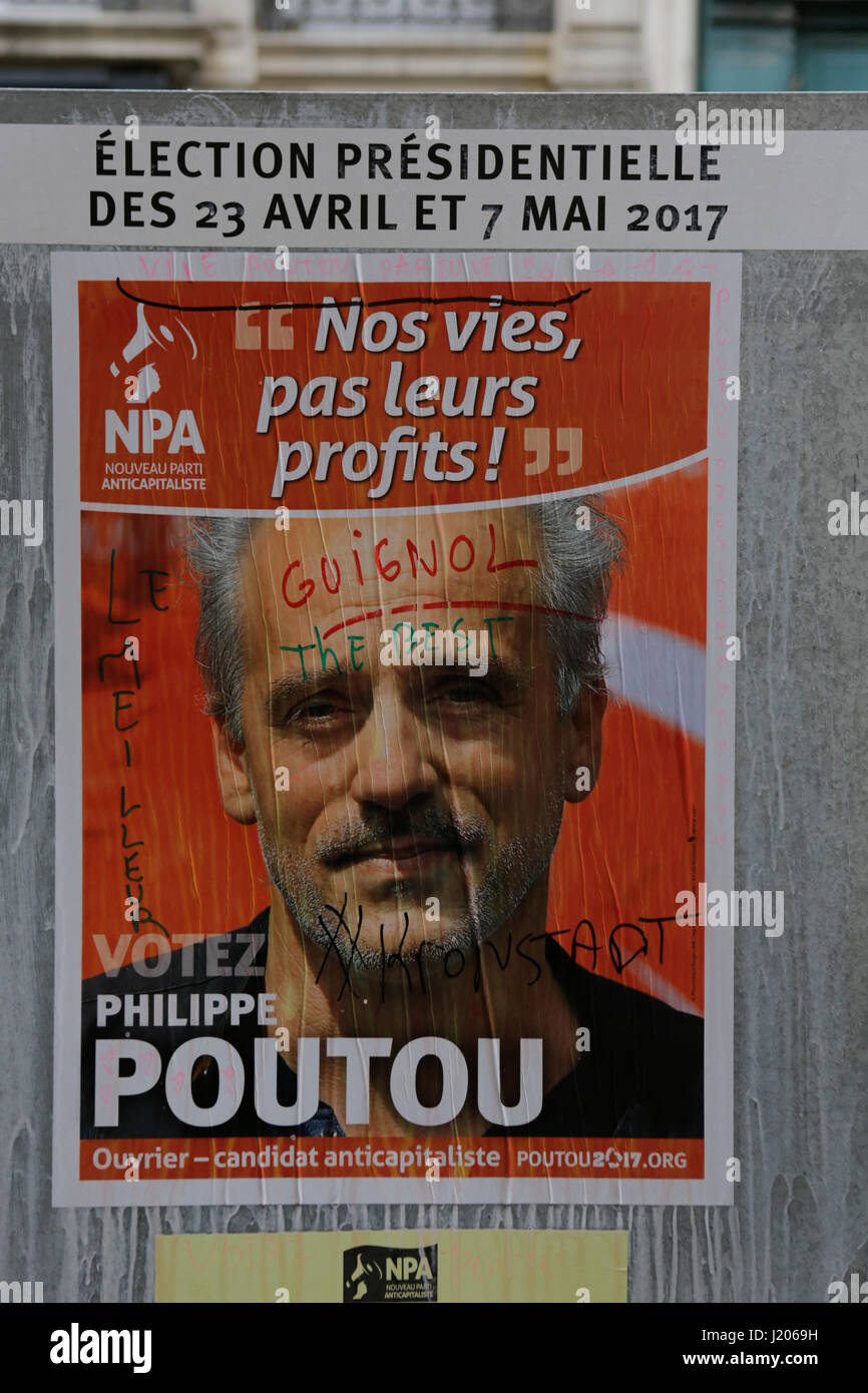 Paris, France. 22 avr, 2017. Une affiche électorale de Philippe Poutou a été effacé par les mots 'Guignol', une célèbre marionnette représentant un ouvrier et 'Le meilleur'. Alors que la campagne électorale officielle ont fini un jour avant l'élection, abîmé affiche électorale et certains blague poster encore dans les rues de Paris. Crédit : Michael Debets/Pacific Press/Alamy Live News Banque D'Images