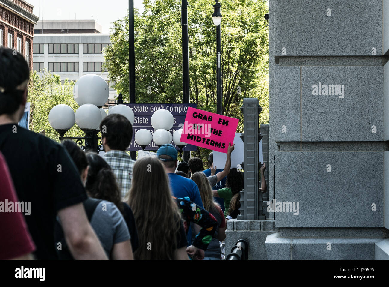 Une foule de gens à pied vers l'avant au mois de mars pour la Science 2017 Raleigh et un signe rose en bonne place affiche les mots, "s'emparer em par aux examens". Banque D'Images