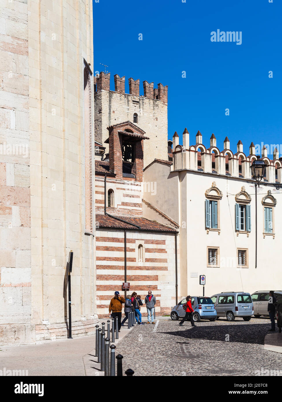 Vérone, ITALIE - 27 mars 2017 : les touristes près de la cathédrale du Duomo dans le centre historique de la ville de Vérone. La ville de Vérone est sur l'Adige, l'un des sept Banque D'Images